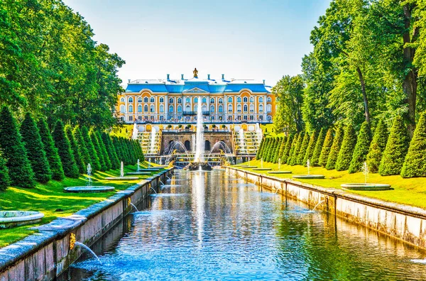 Samson çeşmesinin ve Büyük Saray 'ın manzarası. Peterhof. St. Petersburg 'da. Rusya. 18 Temmuz 2020.