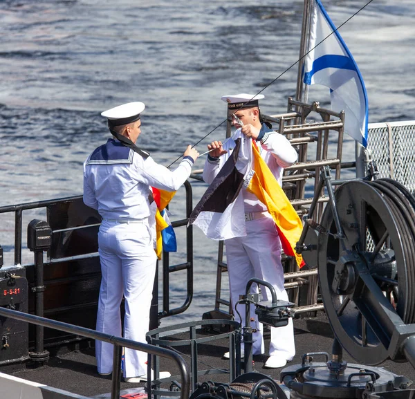 Námořníci Visí Barevné Vlajky Palubě 104 Nakhimovets Sabotáž Loď Deska — Stock fotografie