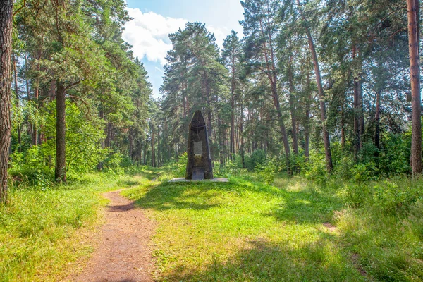 スロボダでの1881年から1888年の宿泊を記念する記念碑的な標識 Przhevalsky スモレンスク地方のPrzhevalskoeの村 ロシア撮影年月日2020年7月11日 — ストック写真