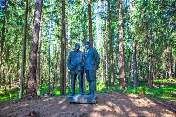 Lenin Stalin Pomnik Bujnym Zielonym Lesie — Zdjęcie stockowe