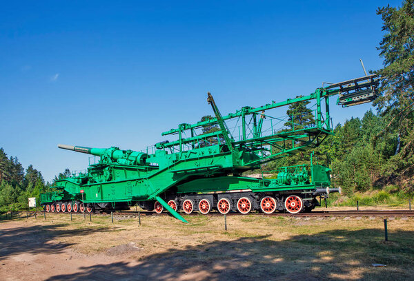 Артиллерийский транспортер ТМ-3-12 с 305-мм пушкой с линкора "Император Александр III". Форт "Красная Горка". Поселение Форт Красная Горка Ломоносовского района Ленинградской области. Россия. Дата съемки 27 июня 2020 года