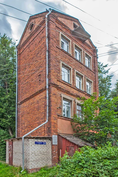 Vista Del Antiguo Edificio Ladrillo Exuberante Vegetación — Foto de Stock