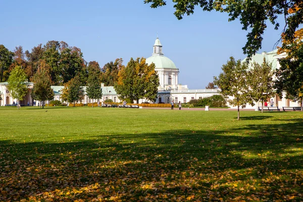 Gyönyörű Parkra Néző Kastély Fényes Napsütésben — Stock Fotó