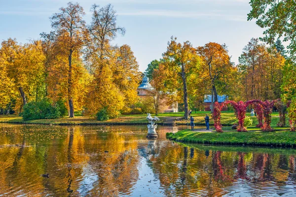 Blick Auf Die Herbstliche Parkszene Mit See — Stockfoto