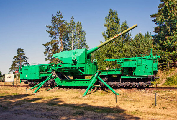 Артиллерийские транспортеры ТМ-И-180 и ТМ-III-12 с 305-мм и 180-мм пушками. Форт "Красная Горка". Поселение Форт Красная Горка Ломоносовского района Ленинградской области. Россия. Дата съемки 27 июня 2020 года