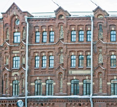 Pencereli eski tuğla bina cephesi, St. Petersburg, Rusya