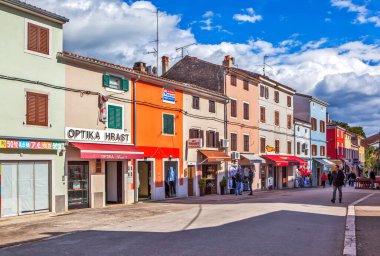 POREC, CROATIA - MAYIS 06, 2019: Yayalar üzerindeki çok renkli evlerin fotoğrafı.