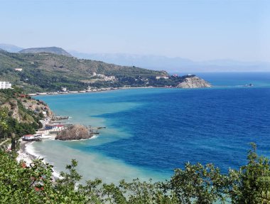 Deniz kıyısının güzel manzarası