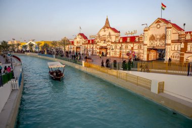 DUBAI, BİRLİK ARAB EMIRATES - 23 Aralık 2014: Fair Global Village (Dünya Köyü)