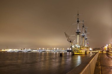 Akşam, Neva, Petrovskaya seti, fırkateyn Grace ve Trinity Köprüsü 'nün yeni yıl manzarası. St. Petersburg 'da. Rusya (2017)