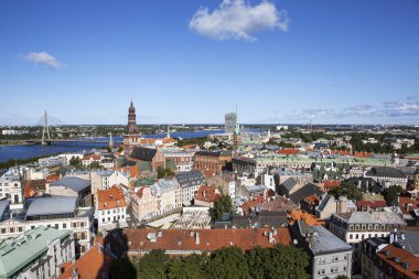 RIGA, LATVIA - 22 AĞUSTOS 2018: St. Peter kilisesinin kulesindeki şehir manzarası fotoğrafı.