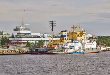 Deniz-nehir istasyonu binası. Arkhangelsk. Tarih 20 Ağustos 2017.