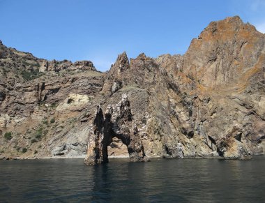Şeytan 'ın Kapısı kayaları ve kıyı uçurumları parlak güneş ışığında, Koktebel.