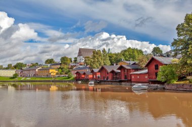 PORVOO, FINLAND - 22 Eylül 2018: Porvonjoki nehrinin kıyısındaki eski kasabanın fotoğrafı.