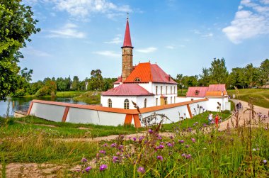 Yazın nehir kıyısındaki kilise.