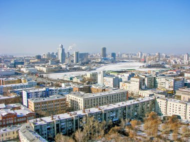 Güneşin yükselen manzarası aydınlık ve karlı Yekaterinburg şehri