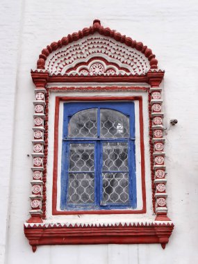 Epiphany Kilisesi 'nin camlarında renkli bantlar var. Solikamsk 'ta. Perma Bölgesi. Çekim tarihi 12 Kasım 2013.