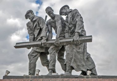 Leningrad kahramanlarının anıtı bulutlu gökyüzü altında, St. Petersburg, Rusya