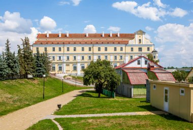 Pina sahilinde. Cizvit Kolejinin ve nehir istasyonunun manzarası. Pinsk. Beyaz Rusya