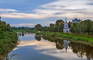 Vologda Nehri ve St. John Chrysostom Kilisesi 'nin akşam manzarası. Vologda. - Rusya. Çekim tarihi 3 Ağustos 2018