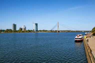 RIGA, LATVIA - 23 AĞUSTOS 2018: Kablo destekli köprü ve 11 Kasım 'daki set manzaralı Daugava manzarası.