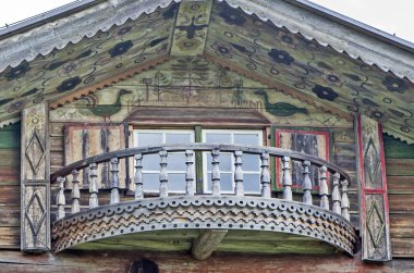 MALYE KORELY, RUSSIA - 21 AĞUSTOS 2017: Balkon ve dekoratif süslemeli ön cephe fotoğrafı. Ev Avlusu Klokotova V.Y.A., 1879.