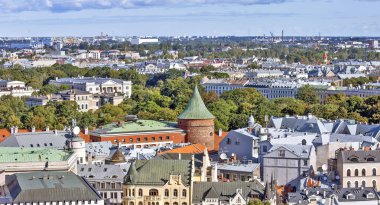 RIGA, LATVIA - 22 AĞUSTOS 2018: St. Peter kilisesinin kulesindeki şehir manzarası fotoğrafı.