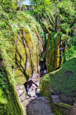 Aziz Francis 'i şeytandan koruyan kayadaki yarık. La Verna. İtalya.