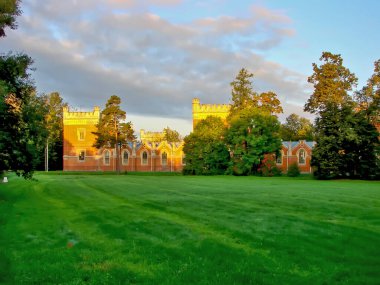 İmparatorluk Gotik ahır binalarının manzarası. Peterhof. St. Petersburg 'da. Çekim tarihi: 19 Eylül 2011