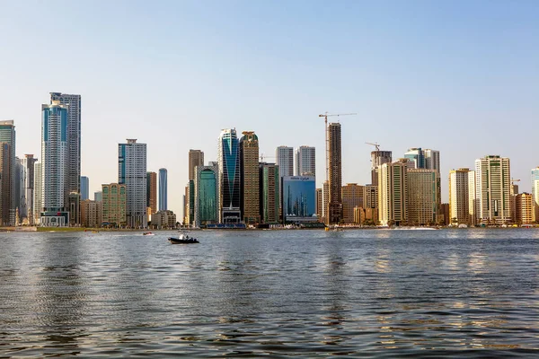 Arranha Céus Nas Margens Laguna Khalid Sharjah Emirados Árabes Unidos — Fotografia de Stock