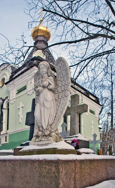 クセニアの礼拝堂の背景に天使の彫刻スモレンスク墓地で祝福 サンクトペテルブルク ロシアだ 撮影年月日2018年12月17日 — ストック写真