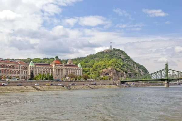 Budapest Byggnader Och Bro Över Floden Molnig Himmel — Stockfoto