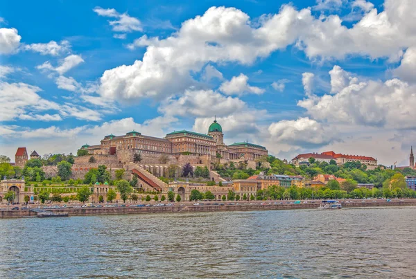 Здания Будапешта Река Облачным Небом — стоковое фото