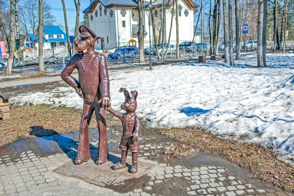 Skulptur Eines Wolfes Und Eines Hasen Aus Nur Wartest Roschtschino — Stockfoto