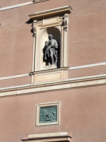 Stockholm Sweden Kwiecień 2018 Zdjęcie Rzeźby Carla Linnaeusa Niszach Fasady — Zdjęcie stockowe