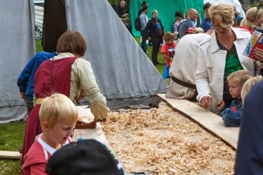 Çocuklar Akershus kalesindeki bir festivalde ahşap işçiliğinin temellerini öğrenirler. Oslo. Norveç. Çekim tarihi 23 Ağustos 2014.