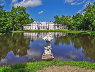 Çin Sarayı binası önplandaki göl suyu ve heykeli yansıtıyor, Saint Petersburg, Rusya