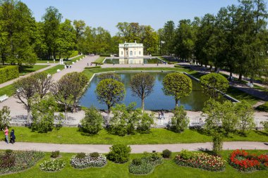 TSARSKOYE SELO, RUSSIA - 18 Mayıs 2019: Freylinsky bahçesinin fotoğrafı, ayna göleti ve Pavilion Üst Hamamı. Catherine Park.