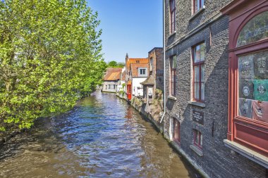 BRUGES, BELGIUM - 27 AĞUSTOS 2019: Bir kanal ile Picturesque tarihi şehir merkezi.
