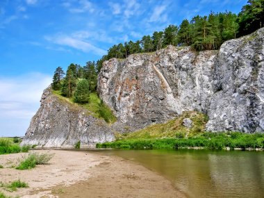 Güneş Shaytan kayalarını ve nehirlerini yeşillikle aydınlattı, Aramashevo, Rusya