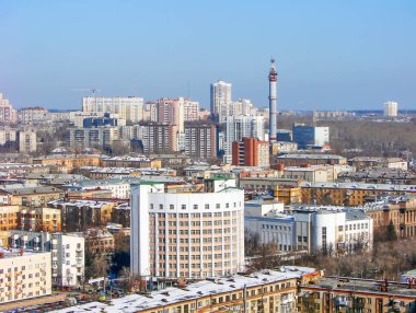 Güneşin yükselen manzarası aydınlık ve karlı Yekaterinburg şehri