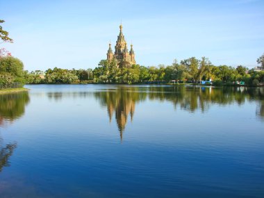 Peterhof 'daki Aziz Peter ve Paul Tapınağı. St. Petersburg 'da. Rusya