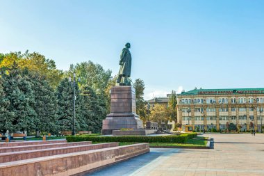 Yönetim binasında Lenin anıtı. Lenin Meydanı. Makhachkala. Dağıstan Cumhuriyeti. Çekim tarihi 11 Ekim 2020