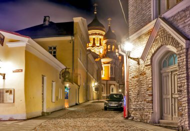 Yukarı şehre doğru Pikk-Yalg caddesinin gece görüşü. Sokak perspektifi Alexander Nevsky Katedrali. Eski şehir. Tallinn. Estonya (2017)