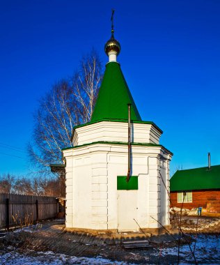 Yaşlı inançlı Rudyanskaya kilisesi Elder Eyüp 'ün mezarının üzerinde. Nizhny Tagil. Sverdlovsk bölgesi. Çekim tarihi 27 Kasım 2017