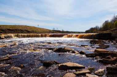ULYANOVKA, RUSSIA - 17 Mayıs 2017: Tosnensky Şelalesi Fotoğrafı.