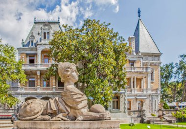 Massandra Sarayı 'nın önündeki mavi bulutlu gökyüzü güneş ışığında heykel 