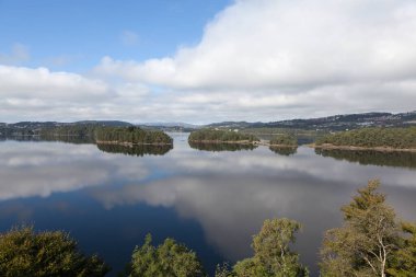 Dağlardaki güzel göl manzarası