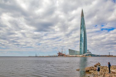 PETERSBURG, RUSSIA - 20 NİSAN 2019: St. Petersburg 'un 300. yıldönümü fotoğrafına Lakhta Merkezi manzarası ile isim verildi.