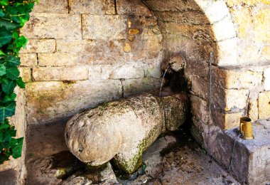 Derbent Kalesi 'nin pınarı. Naryn-kala. Derbent. Dağıstan Cumhuriyeti. Çekim tarihi: 10 Ekim 2020